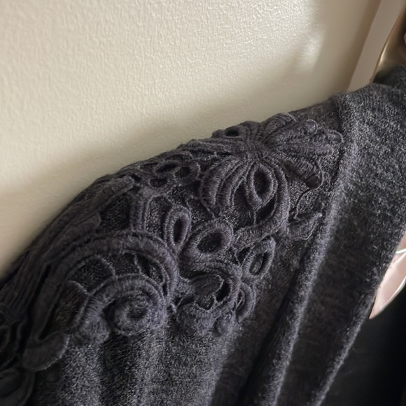 Carol Rose sweater - Picture 2 of 8